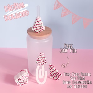 May include: A frosted glass tumbler with a wooden lid and a clear straw, decorated with Christmas tree-shaped ornaments. The image also includes a paperclip and text that reads "Digital Download" and "Free 3MF File".