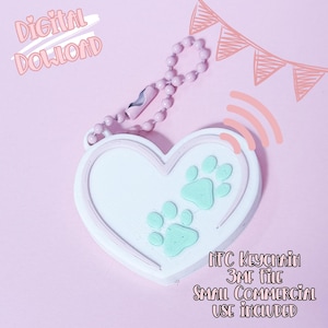 Könnte beinhalten: Ein weißer herzförmiger Schlüsselanhänger mit rosa Rand und mintgrünen Pfotenabdrücken. Der Schlüsselanhänger hat eine rosa Perlenkette und den Text "Digital Download" und "NFC Keychain 3MF File Small Commercial Use Included".
