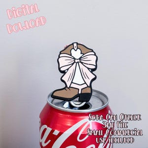 Puede incluir: Un abridor de latas de refresco con un diseño de bota de vaquero y un lazo rosa. El abridor es marrón, blanco y negro, y está colocado encima de una lata de refresco roja. El texto en la imagen dice "Descarga digital" y "Soda Can Opener 3MF File Small Commercial Use Included."