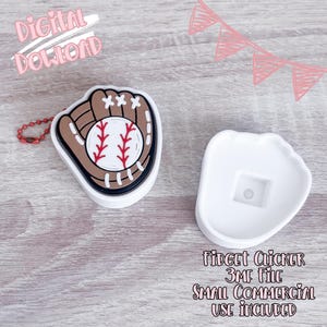 Pode incluir: Um fidget clicker branco em forma de luva de beisebol com um design de beisebol marrom e branco. A bola tem costuras vermelhas. As palavras "Digital Download" estão escritas em rosa. As palavras "Fidget Clicker 3MF File Small Commercial Use Included" estão escritas em preto.