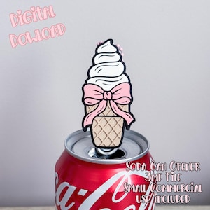 Può includere: Un apribottiglie decorativo a forma di cono gelato con un fiocco rosa. L'apribottiglie è posto sopra una lattina di soda rossa. Le parole "Digital Download" sono in corsivo rosa nell'angolo in alto a sinistra.