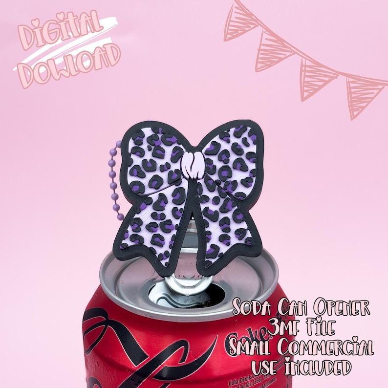 Puede incluir: Un abridor de latas con forma de lazo con un contorno negro y un estampado de leopardo p&uacute;rpura, sujeto a una lata de refresco roja. La imagen incluye el texto "Descarga digital" y "Abridor de latas".