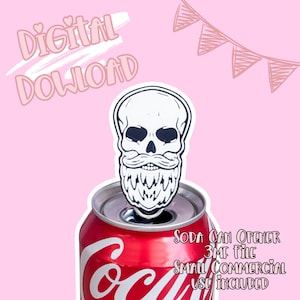 Op de afbeelding: Een rode frisdrankblik met een schedelvormige blikopener. De blikopener is wit met zwarte details en een gestileerde baard. De afbeelding bevat de tekst "Digital Download" en "Soda Can Opener 3MF File Small Commercial Use Included."