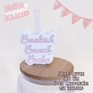 Può includere: Un tappo per cannuccia bianco con le parole "Bookish Beach Babe" in corsivo rosa. Il tappo è posizionato su un coperchio di legno con una cannuccia trasparente. L'immagine include anche il testo "Download digitale" e "Straw Topper 3MF File Small Commercial Use Included."