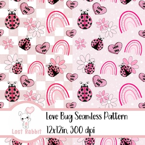 Könnte beinhalten: Ein nahtloses Muster mit rosa und weißen Marienkäfern, Herzen, Regenbögen und Blumen auf einem rosa und weißen karierten Hintergrund. Das Muster ist 30,48 cm x 30,48 cm groß und hat eine Auflösung von 300 dpi. Der Text "Love Bug Seamless Pattern" und "12x12in, 300 dpi" ist im Bild enthalten.