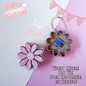 Puede incluir: Dos clickers fidget en forma de flor, uno rosa y otro beige, sobre un fondo rosa y blanco. El clicker rosa es sólido, mientras que el beige tiene un cuadrado azul en el centro. El texto incluye "Digital Download" y "Click Click".
