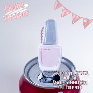 以下が含まれることがあります： ピンクと白のマニキュアボトルの形をしたソーダ缶オープナー。グレーのキャップとピンクのビーズチェーンが付いています。オープナーは赤いソーダ缶に取り付けられています。画像には「デジタルダウンロード」と表示されています。