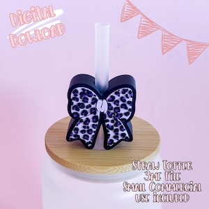 Puede incluir: Un adorno para pajita en forma de lazo negro con un diseño de estampado de leopardo morado y blanco. El adorno está sobre una tapa de madera con una pajita blanca. La imagen incluye el texto "Digital Download" y "Straw Topper 3MF File Small Commercial Use Included."