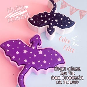 Peut inclure: Deux clickers anti-stress en forme de raie manta, un violet et un bleu foncé, chacun avec des motifs d'étoiles blanches. Le texte "Digital Download" et "Click Click" sont écrits sur le fond. Le texte "Fidget Clicker 3MF File Small Commercial Use Included" est également visible.