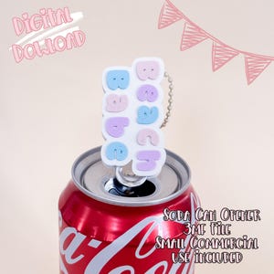 Può includere: Una lattina di soda rossa con un apribottiglie "BABY BEACH" bianco e dai colori pastello. L'apribottiglie ha una piccola catena ed è progettato con lettere blu, rosa e viola. Il testo nell'immagine recita "Download digitale".