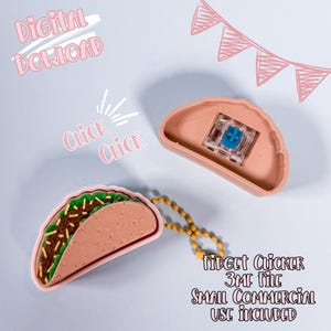 Puede incluir: Un clicker fidget en forma de taco rosa con una cadena de cuentas amarillas. El taco tiene un relleno marrón con aderezos verdes y marrones. También se ve el texto "DIGITAL DOWNLOAD" y "Click Click".