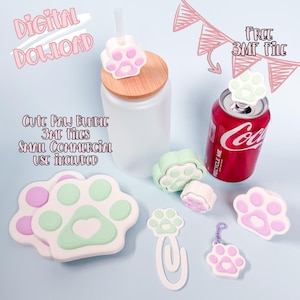Op de afbeelding: Een verzameling accessoires in de vorm van poten in pastelkleuren. Inclusief een glazen beker met een pootvormig deksel, een frisdrankblikje met een pootvormige topper en diverse pootvormige clips en bedels. De tekst op de afbeelding luidt "Digital Download" en "Cute Paw Bundle".