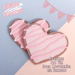 Könnte beinhalten: Zwei herzförmige Untersetzer mit rosa Zuckerguss und braunem Rand, mit dem Text "Digital Download" und "Coasters 3MF File Small Commercial Use Included". Die Untersetzer befinden sich auf einem blau-rosa Hintergrund.
