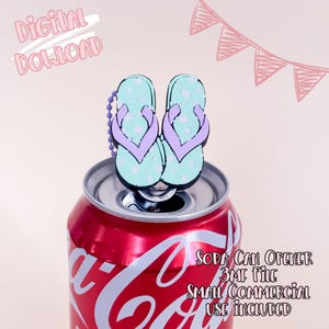 Könnte beinhalten: Eine rote Limonadendose mit silbernem Deckel, die einen Flip-Flop-förmigen Dosenöffner hält. Die Flip-Flops sind hellblau mit weißen Punkten und lila Riemen. Der Text auf der Dose lautet "Soda Can Opener 3MF File Small Commercial Use Included."