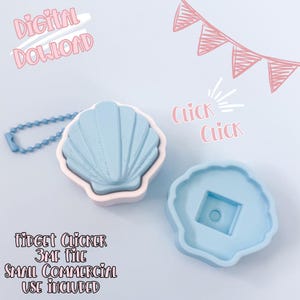 Puede incluir: Juguete clicker fidget de dos piezas en forma de concha azul y rosa con una cadena azul. El texto "Digital Download" y "Fidget Clicker 3MF File Small Commercial Use Included" son visibles.