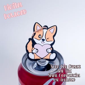 Op de afbeelding: Een corgi-vormige blikopener met een roze hart, bevestigd aan een ketting, zit bovenop een rode frisdrankblik. De corgi heeft oranje en witte vacht met zwarte contouren. De tekst in roze luidt "Digital Download".