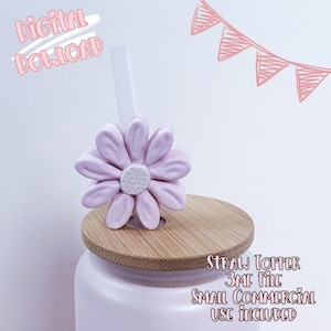 Pode incluir: Um topo de palha de margarida roxa clara está em cima de uma tampa de madeira. A palha é transparente. O texto "Digital Download" está acima da margarida. O texto "Straw Topper 3MF File Small Commercial Use Included" está abaixo da tampa.