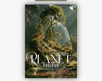 Può includere: Un calendario da parete 2027 intitolato PLANET POSITIVE SIMPLE STEPS FOR SUSTAINABLE LIVING. La copertina presenta una grande goccia d'acqua trasparente contenente un paesaggio forestale dettagliato con alberi, rocce e un ruscello.