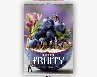 Puede incluir: Un calendario de pared con un arándano grande y figuras en miniatura trabajando sobre él. El texto dice A LITTLE FRUITY A Tiny Take on Fruit y 2027. La etiqueta superior indica US & CA [SUNDAY START WEEK] y la inferior 4 DESIGNS.