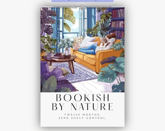 Puede incluir: Un calendario de pared titulado Bookish By Nature con el subtítulo Twelve Months. Zero Shelf-Control. La ilustración muestra a una persona leyendo en un sofá naranja en una habitación llena de grandes plantas verdes, una mesa de madera y estanterías.