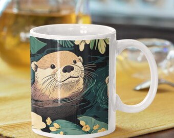 Può includere: Tazza in ceramica bianca con un'illustrazione di una lontra nell'acqua, circondata da foglie verdi e gialle. La lontra ha una pelliccia marrone chiaro e un'espressione amichevole. La tazza ha un manico bianco ed è su una superficie gialla.