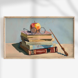 以下が含まれることがあります： 「Charms」、「History of Magic」、「Astronomy」などのタイトルが書かれた本が積み重ねられた絵画。リンゴ、丸い眼鏡、魔法の杖が本の上に置かれています。背景は水色です。