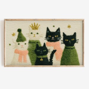 以下が含まれることがあります： 額縁に入った、様式化された猫のグループを描いたアートワーク。猫は白と黒など様々な色で描かれ、帽子、スカーフ、王冠などのアクセサリーで飾られています。このアートワークは、気まぐれで装飾的なスタイルです。