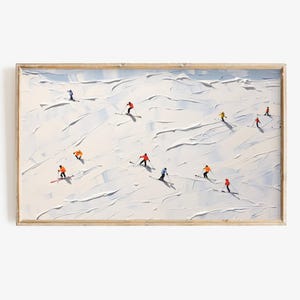 Puede incluir: Una pintura de esquiadores en una ladera de montaña nevada. Los esquiadores llevan chaquetas de color rojo brillante, naranja y amarillo. El cielo es de color azul claro y la nieve es blanca. La pintura está realizada en un estilo suelto e impresionista.