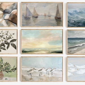 Op de afbeelding: Negen ingelijste kunstdrukken met diverse landschappen en abstracte schilderijen. De collectie omvat abstracte aquarellen in neutrale tinten, zeegezichten met zeilboten en strandsc&egrave;nes met vogels. Elk stuk is in een houten lijst.