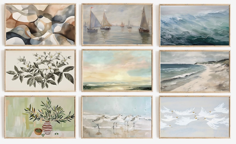 Op de afbeelding: Negen ingelijste kunstdrukken met diverse landschappen en abstracte schilderijen. De collectie omvat abstracte aquarellen in neutrale tinten, zeegezichten met zeilboten en strandsc&egrave;nes met vogels. Elk stuk is in een houten lijst.