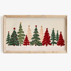 Könnte beinhalten: Gestickte Wandkunst mit einer Reihe von Weihnachtsbäumen in verschiedenen Grüntönen, Rot und Creme. Die Bäume sind mit goldenen und roten Sternen verziert.