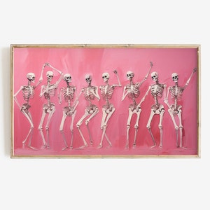 Puede incluir: Una pintura de nueve esqueletos bailando sobre un fondo rosa. Los esqueletos están todos en diferentes poses y tienen una expresión juguetona y caprichosa.