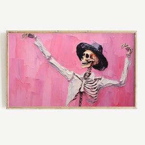 Puede incluir: Un esqueleto con una camisa blanca y un sombrero negro baila sobre un fondo rosa. El esqueleto está pintado en un estilo realista con huesos visibles y una calavera.