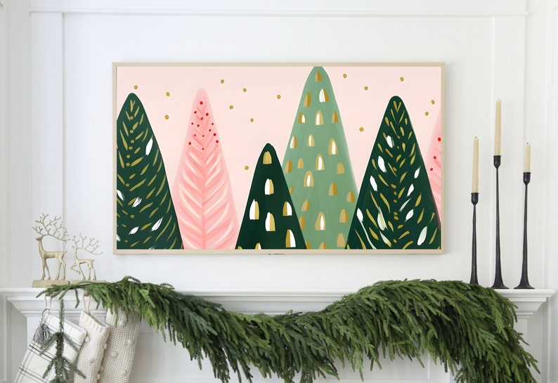 Puede incluir: Una impresi&oacute;n enmarcada de una escena de bosque abstracto en tonos rosa y verde con detalles dorados. La impresi&oacute;n est&aacute; colgada sobre una repisa de chimenea decorada con una guirnalda de ramas de con&iacute;feras.