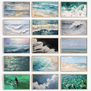 Op de afbeelding: Collectie ingelijste schilderijen met verschillende kustsc&egrave;nes. De kunstwerken tonen golven, strandgangers en luchten met wolken, weergegeven in tinten blauw, groen en wit. De lijsten zijn van licht hout, wat een natuurlijk tintje aan de kunst geeft.