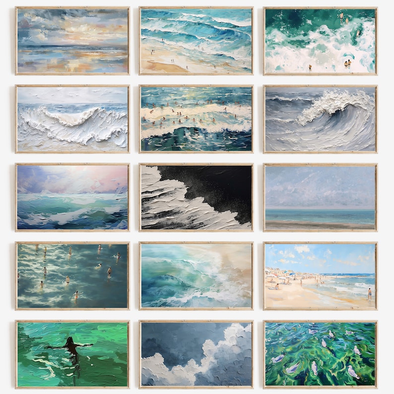Op de afbeelding: Collectie ingelijste schilderijen met verschillende kustsc&egrave;nes. De kunstwerken tonen golven, strandgangers en luchten met wolken, weergegeven in tinten blauw, groen en wit. De lijsten zijn van licht hout, wat een natuurlijk tintje aan de kunst geeft.