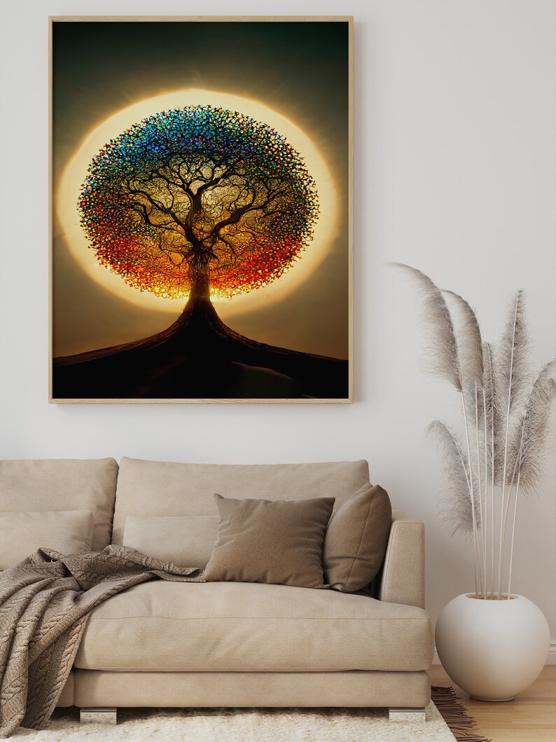 Puede incluir: Una impresi&oacute;n enmarcada de un &aacute;rbol colorido con un sol radiante detr&aacute;s. El &aacute;rbol est&aacute; silueteado sobre un fondo dorado. La impresi&oacute;n est&aacute; colgada en una pared blanca sobre un sof&aacute; beige.
