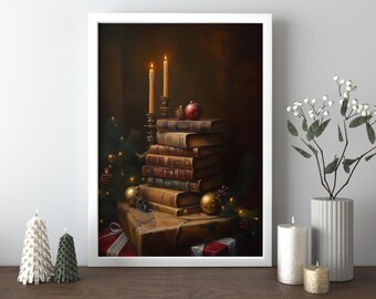 以下が含まれることがあります： 2本のろうそくで照らされた、赤いクリスマスオーナメントが置かれたアンティークな本の積み重ね。本は緑の葉と金のオーナメントで囲まれています。