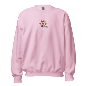 Pu&ograve; includere: Una felpa rosa con una volpe di cartone animato e il testo "FOR FOX SAKE" ricamato sul davanti.