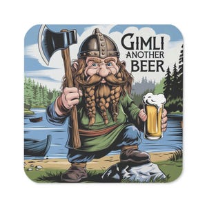 Op de afbeelding: Een cartoonillustratie van een dwerg met een baard en vlechten, die een helm draagt en een bijl en een glas bier vasthoudt. De tekst "Gimli Another Beer" staat boven de dwerg.