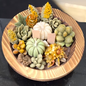 Vela suculenta: centro de mesa otoñal con calabazas y flores