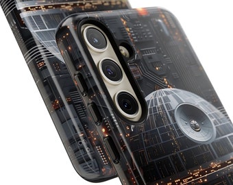 Puede incluir: Una funda de teléfono negra con una imagen detallada de la Estrella de la Muerte de Star Wars. La funda tiene una parte posterior transparente y un marco negro con una lente de cámara triple.