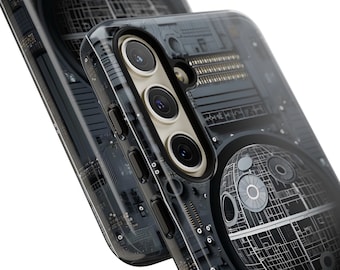 Puede incluir: Una funda transparente para teléfono con un diseño en blanco y negro de una Estrella de la Muerte de Star Wars. La funda tiene un triple objetivo de cámara en la parte posterior.
