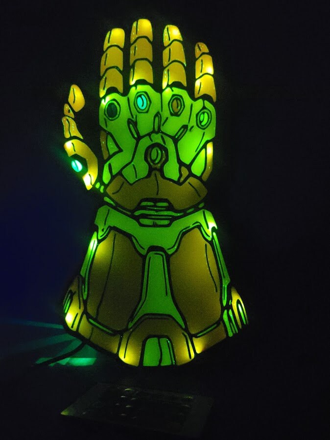 インフィニティ ガントレット LED ライトにはリモコンが付いており