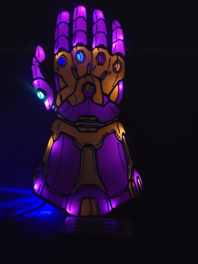 インフィニティ ガントレット LED ライトにはリモコンが付いており