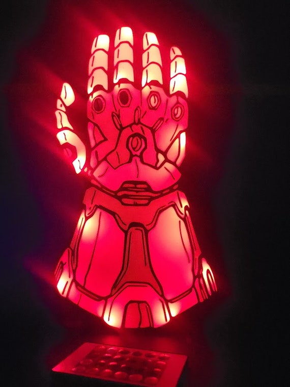 インフィニティ ガントレット LED ライトにはリモコンが付いており