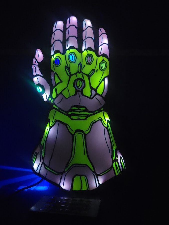 インフィニティ ガントレット LED ライトにはリモコンが付いており