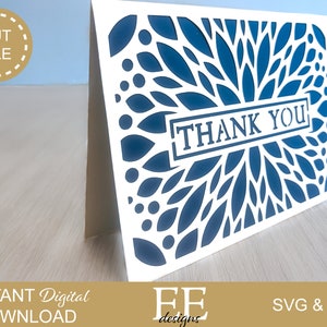 Puede incluir: Una tarjeta blanca con un dise&ntilde;o floral azul y el texto "THANK YOU" en un rect&aacute;ngulo negro. La tarjeta est&aacute; recortada para crear un efecto 3D.