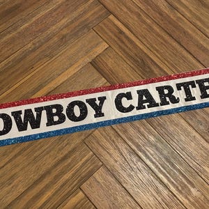 Ceinture en satin blanc « Cowboy Carter » personnalisée avec police et bordure scintillantes