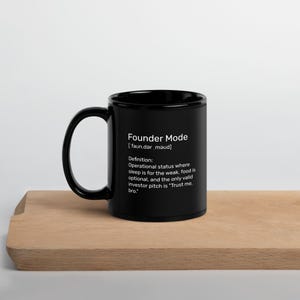 Può includere: Tazza da caffè nera con testo bianco che recita "Founder Mode ['faun.dər məud] Definizione: Stato operativo in cui il sonno è per i deboli, il cibo è facoltativo e l'unico pitch di investimento valido è "Fidati di me. Bro.""